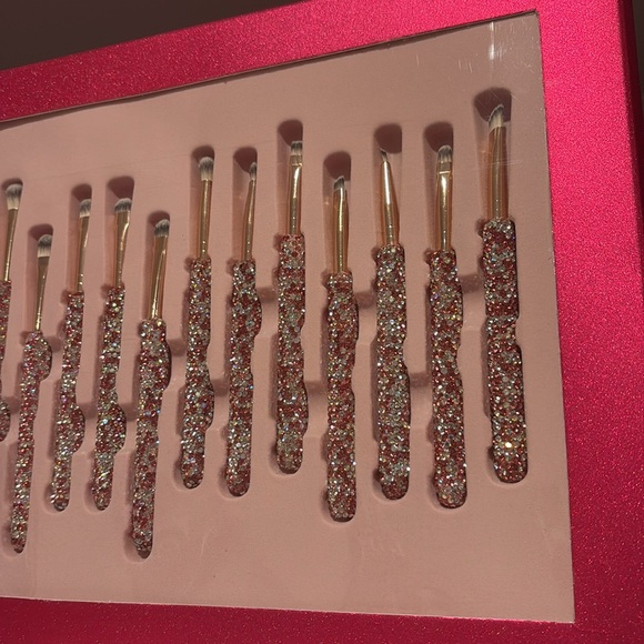 BNWT HEARTSTOPPER Viral 28 Piece Pink Silver 
 Rhinestone Makeup Brush Gift Set - Picture 3 of 10